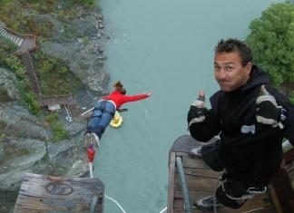 Bungy jump in Queenstown Kawarau River